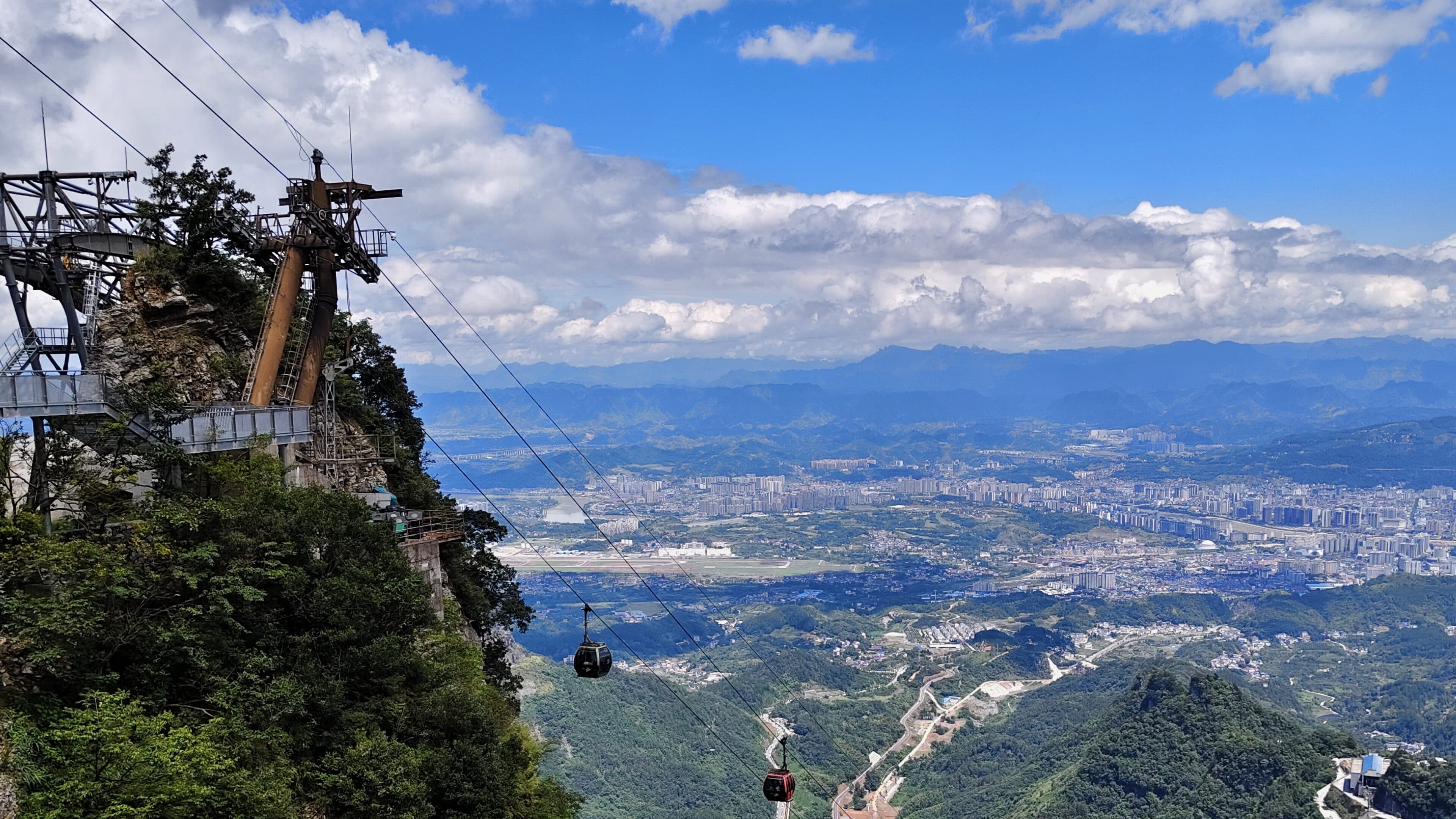 Tianmen Mountain cableway and cable cars above the city